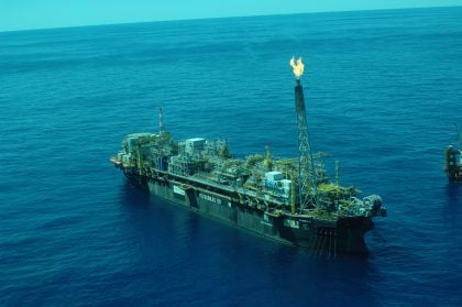Governo avalia pacote de medidas sobre petróleo para compensar IOF