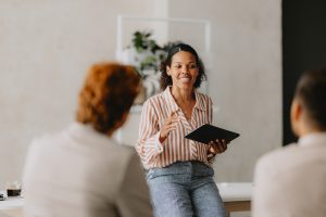 Liderança feminina avança no Brasil e impulsiona negócios em 12 setores