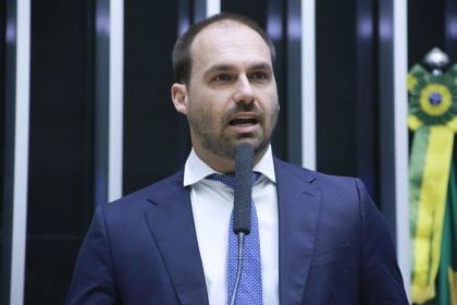 Eduardo Bolsonaro formaliza afastamento da Câmara