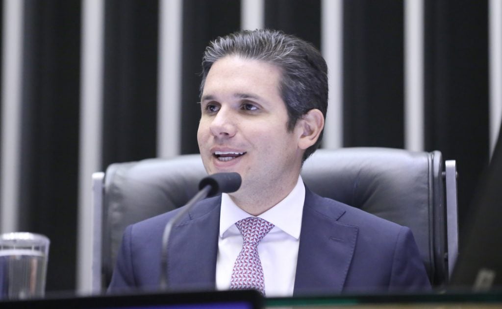 Motta manda criar comissões para analisar isenção de IR, inteligência artificial e PNE
