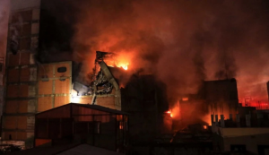 Bombeiros tentam extinguir incêndio que já dura 6 dias em Lima, no Peru