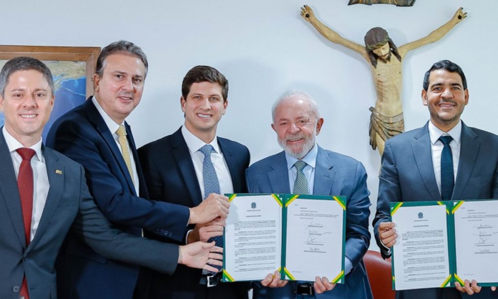 Lula fecha acordo com João Campos para repasse de 900 milhões à educação do Recife