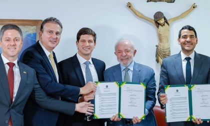 Lula fecha acordo com João Campos para repasse de 900 milhões à educação do Recife