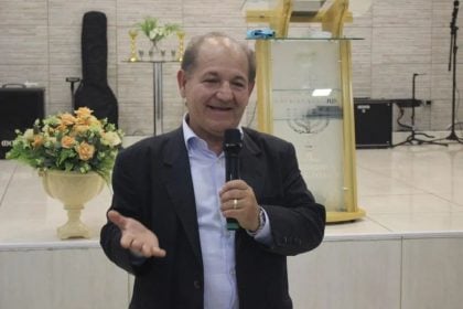 Motta oficializa o afastamento de Eduardo Bolsonaro e convoca suplente; conheça o novo deputado