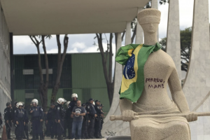 PGR defende prisão domiciliar para cabeleireira que pichou estátua no STF