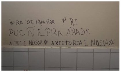 Banheiro da PUC-SP é pichado com mensagens de ódio contra árabes; universidade repudia