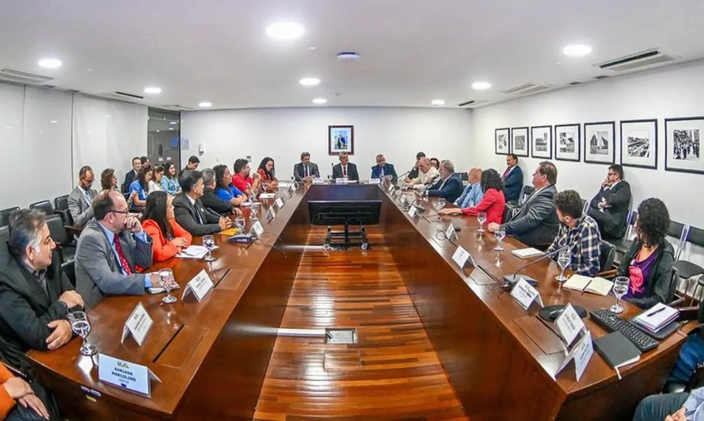 Centrais sindicais se reúnem com Haddad e pedem isenção de Imposto de Renda sobre PLR