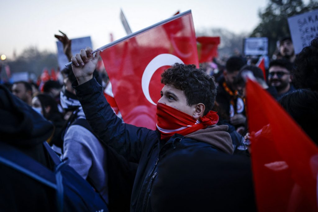 Centenas de pessoas são presas na Turquia por protestos contra prisão de opositor de Erdogan