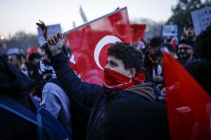 Centenas de pessoas são presas na Turquia por protestos contra prisão de opositor de Erdogan