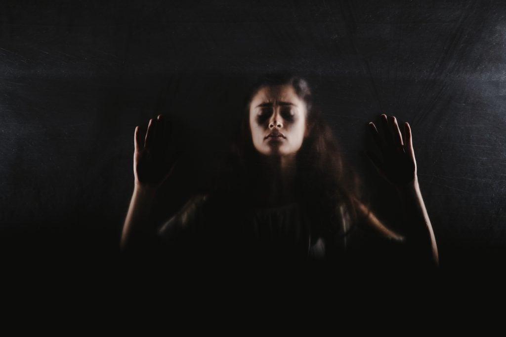 Violência patrimonial: saiba o que é e como compromete a integridade financeira da mulher