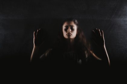 Violência patrimonial: saiba o que é e como compromete a integridade financeira da mulher