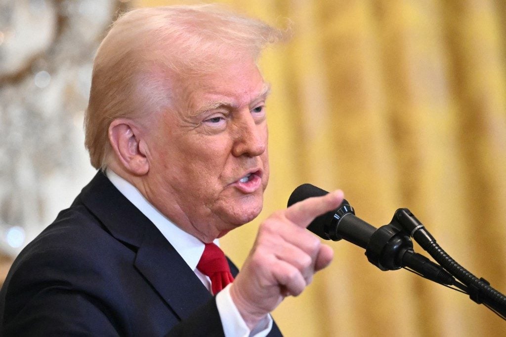 Trump ignora colapso de bolsas e persiste na defesa de tarifas