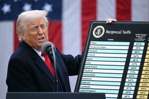 Bolsas operam em queda após ofensiva comercial de Trump