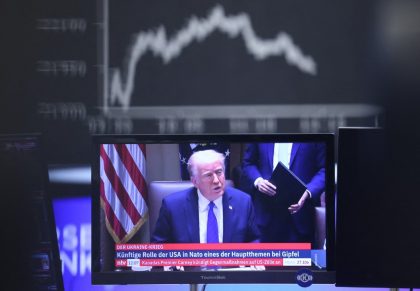 Bolsas prosseguem em queda após anúncio de tarifas de Trump