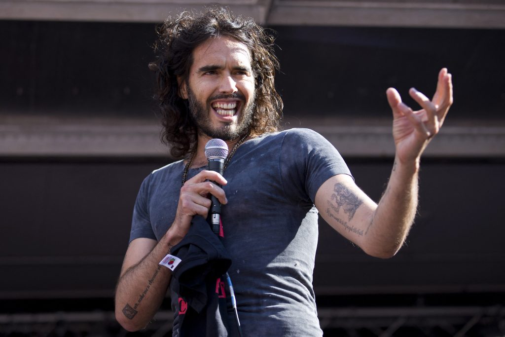 Ator e comediante britânico Russell Brand é acusado de estupro