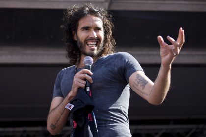 Ator e comediante britânico Russell Brand é acusado de estupro