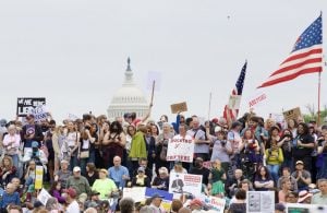 Milhares vãos às ruas nos EUA contra Donald Trump; veja imagens