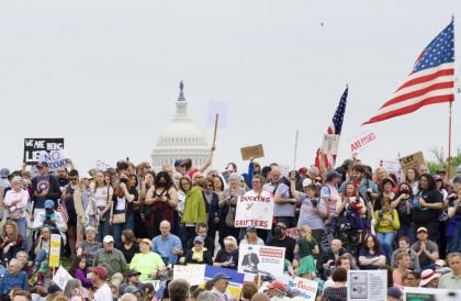 Milhares vãos às ruas nos EUA contra Donald Trump; veja imagens