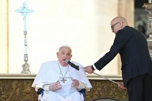 Em recuperação, papa Francisco faz aparição surpresa na Praça de São Pedro