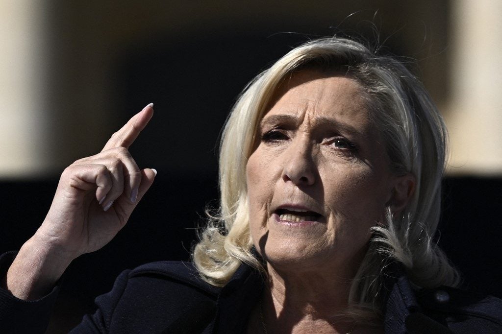 Autor de ameaça a juíza que condenou Le Pen pega prisão condicional na França