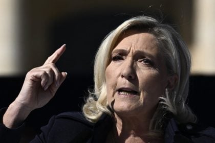 Autor de ameaça a juíza que condenou Le Pen pega prisão condicional na França