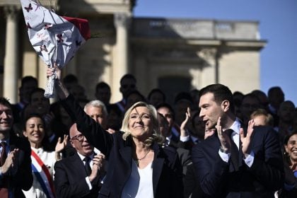 Marine Le Pen participa de comício após condenação e ataca Justiça