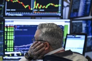 Novas tarifas de Trump entram em vigor e Bolsas voltam a registrar queda