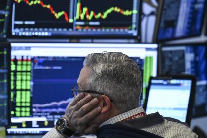 Novas tarifas de Trump entram em vigor e Bolsas voltam a registrar queda