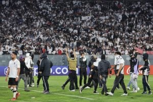 Dois torcedores morrem em tumulto no estádio e Colo Colo-Fortaleza é suspenso