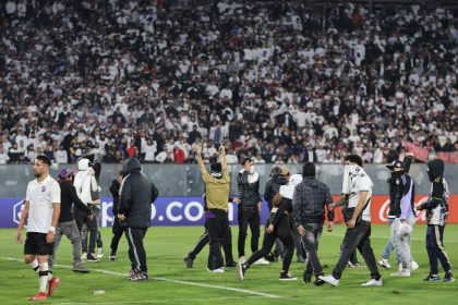 Dois torcedores morrem em tumulto no estádio e Colo Colo-Fortaleza é suspenso