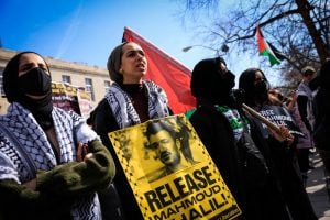 Governo Trump ignora decisão da Justiça e se recusa a libertar estudante pró-Palestina