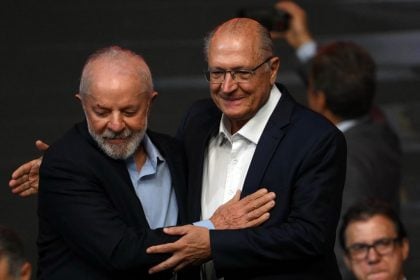Lula anuncia isenção de taxa para verificar taxímetros