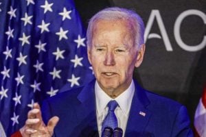 Biden critica destruição causada por Trump em primeiro discurso como ex-presidente