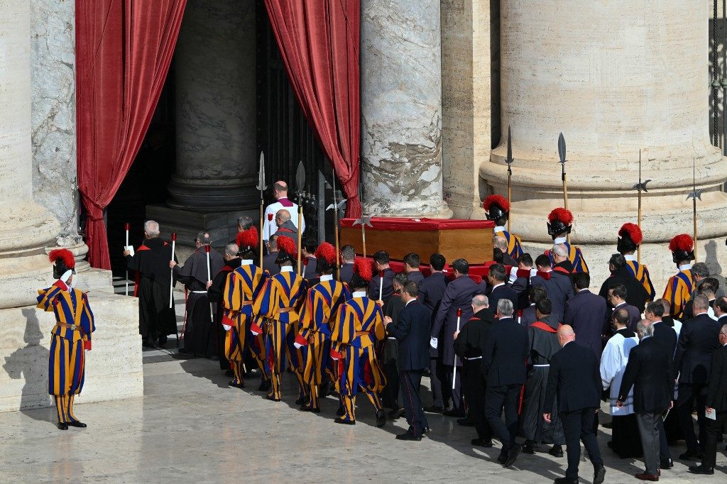 Velório de papa Francisco começa na Basílica de São Pedro, onde milhares de fiéis são esperados