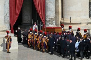 Velório de papa Francisco começa na Basílica de São Pedro, onde milhares de fiéis são esperados