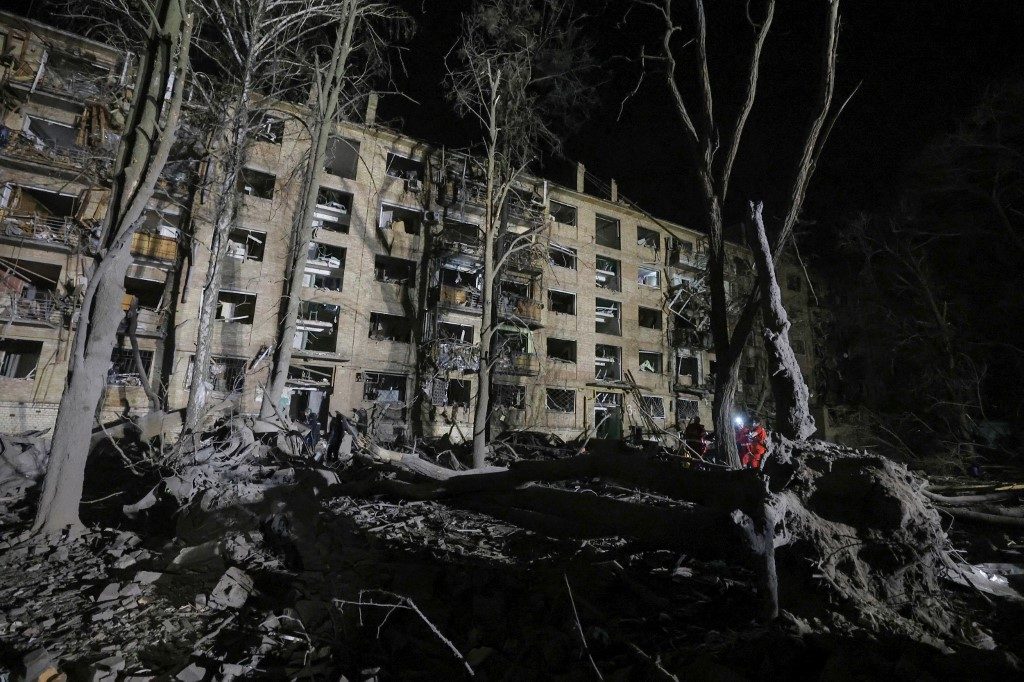 Ataque russo deixa oito mortos e mais de 50 feridos em Kiev
