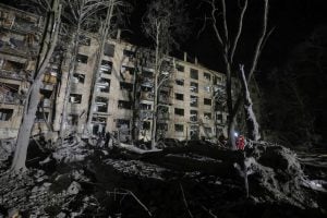 Ataque russo deixa oito mortos e mais de 50 feridos em Kiev