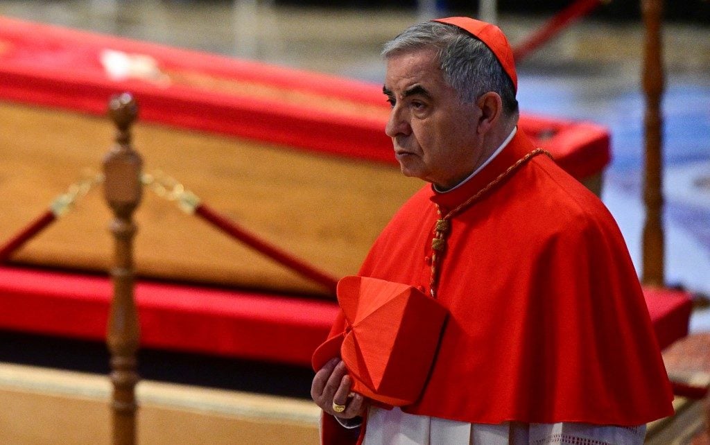 Cardeal condenado por fraude financeira desiste de participar do conclave