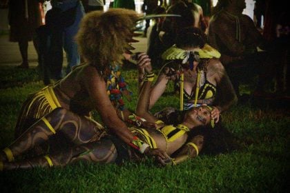 Indígenas e deputada são atingidos por gás lacrimogênio durante protesto no Congresso; Senado minimiza ação