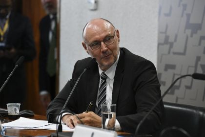 Servidores da Abin vão à Justiça para afastar diretor indiciado pela PF