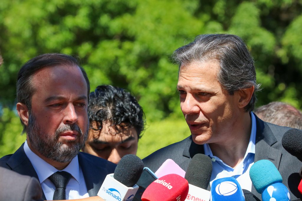 Silveira promete ampliar tarifa social de energia; Haddad afirma que não há 'nada tramitando'