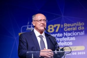 Brasil vai trabalhar para reduzir alíquota de 10% dos EUA, diz Alckmin