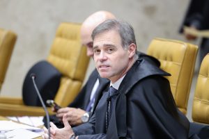 A tese proposta por Mendonça nas ações que questionam a proibição do ensino de linguagem neutra nas escolas