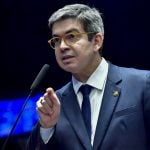 Justiça determina que Randolfe Rodrigues remova adesivos de pré-campanha no Amapá