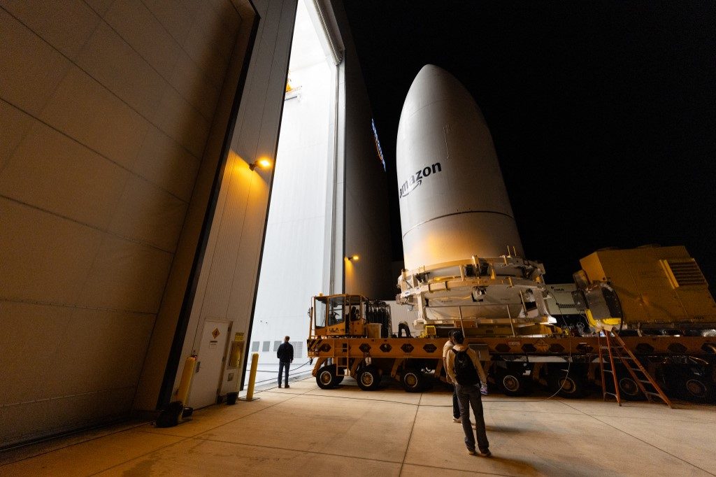 Amazon desafia Starlink e lançará seus primeiros satélites para oferecer acesso à internet