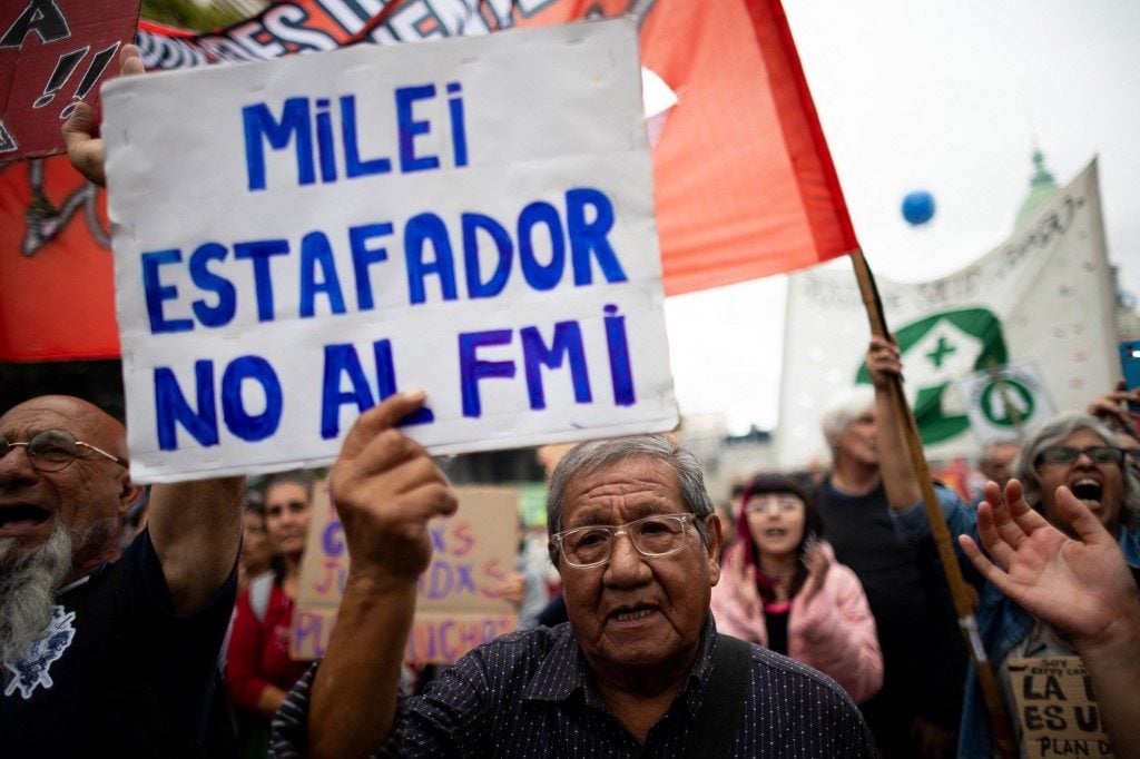Argentina vive a 3ª greve geral contra ajuste fiscal de Milei
