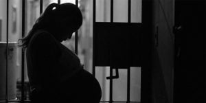 Violência obstétrica ainda afeta mulheres no cárcere três anos após Lei de Tratamento Humanitário