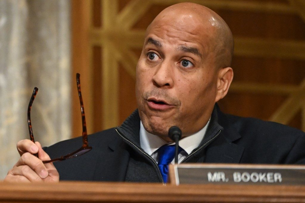 Senador democrata bate recorde com discurso de mais de 25 horas contra Trump