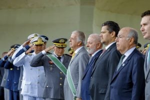 Afastar o golpismo militar depende de um novo artigo 142, diz Carlos Fico