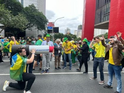 Avenida Paulista: Com batons e menções a Deus, bolsonaristas gritam por anistia aos golpistas de 8 de Janeiro